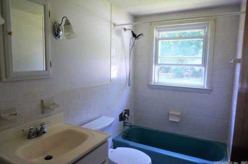 111 Park Avenue Ext, Uncasville CT 06382-1817 exterior