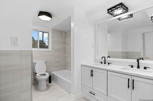 421 Beech Daly St, Dearborn Heights MI  48125-1000 exterior