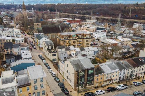 185 Levering St, Philadelphia, PA 19127-1403