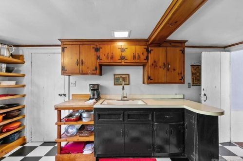 22 Homewood Ave, North Haven CT 06473-2919 exterior