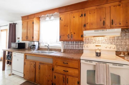 54 Roosevelt Blvd, Enfield CT 06082-2041 exterior