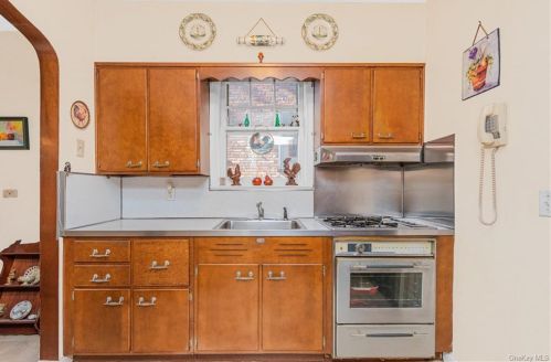 256 260th St, Bronx NY 10471-1822 exterior