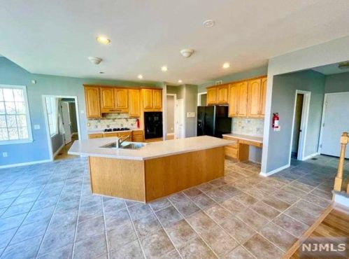 3 Bakley Ter, Town Center NJ 07052-2169 exterior