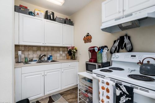 702 105 Ave, Naples FL 34108-1838 exterior