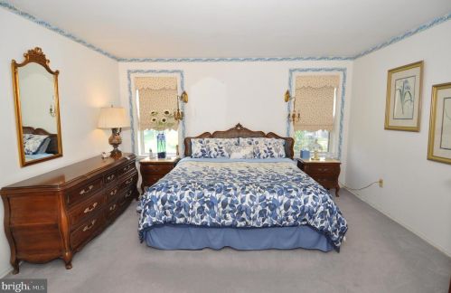 5 Meadowwood Ct, Columbus NJ 08022-1026 exterior