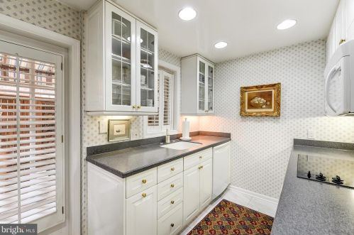 217 6 St, Washington DC 20003-1135 exterior