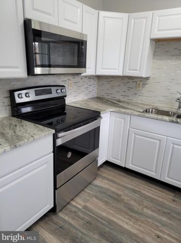 52 Memorial Dr, New Castle DE  19720-1334 exterior