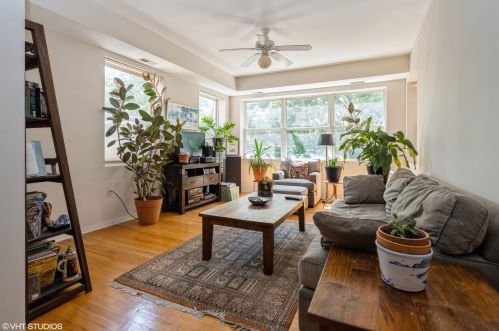 4453 Whipple St, Chicago, IL 60625-3850