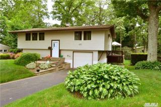 14 Florida Ave, Commack NY  11725-5115 exterior