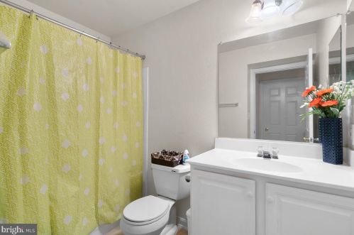 13106 Marcey Crk Rd, Herndon VA 20171-4820 exterior