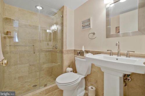 2105 Rampart Dr, Alexandria VA 22308-1537 exterior