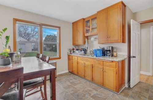 1969 96th St, Milwaukee, WI 53227-1422