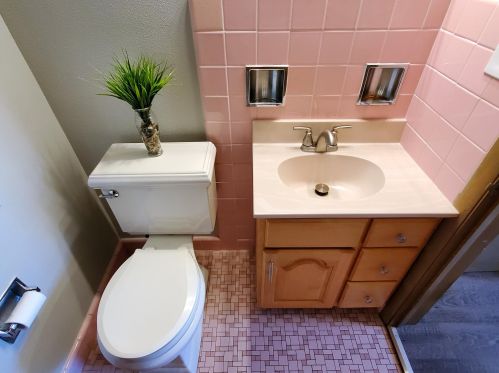 1631 Chateau Pl, Milwaukee WI 53217-6022 exterior