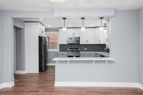 8247 Oglesby Ave, Chicago IL  60617-1927 exterior