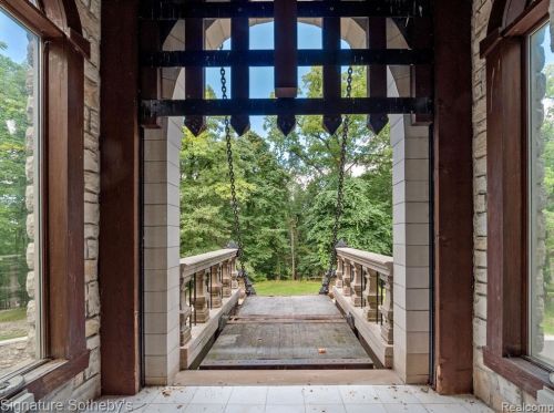 2009 Victoria Hl, Rochester MI exterior