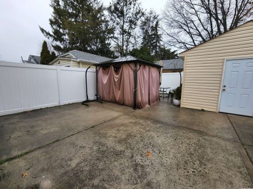 139 Buscher Ave, Valley Stream NY 11580-5204 exterior