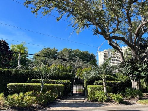 565 Beachwalk Cir, Naples FL 34108-8781 exterior