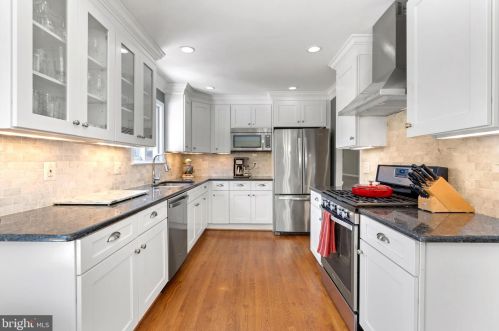 8213 Cooper St, Alexandria VA 22309-1052 exterior