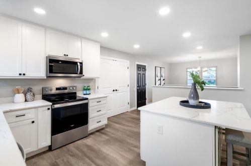 1049 Fernpark Dr, Saint Louis MO 63141-6132 exterior