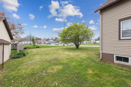 1115 Menasha Ave, Manitowoc WI 54220-2745 exterior