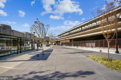 5823 Monticello Rd, Alexandria VA 22303-1302 exterior