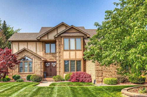 15707 Mulberry Dr, Macomb Township, MI 48042-2845