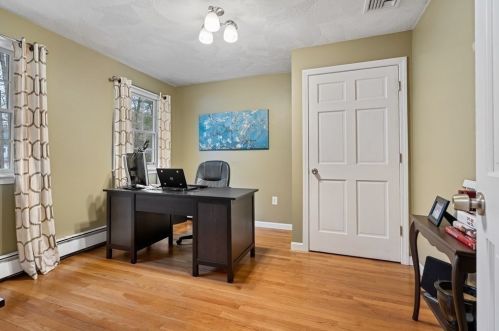 31 Candlestick Rd, North Andover MA 01845-3235 exterior