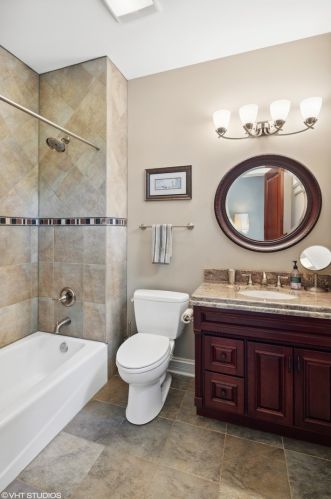 695 Mitchell Ave, Elmhurst IL 60126-4855 exterior