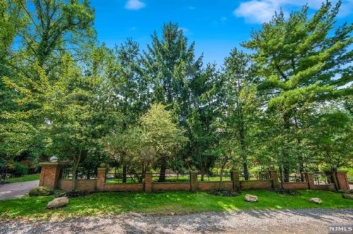 3 Pne Ter, Demarest NJ 07627-1214 exterior