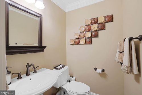 1008 Kimberwicke Rd, Mc Lean VA 22102-1328 exterior