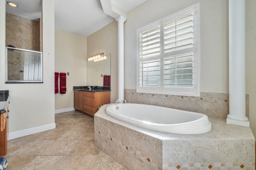 386 Dalton Cir, Fort Pierce FL 34953-5850 exterior