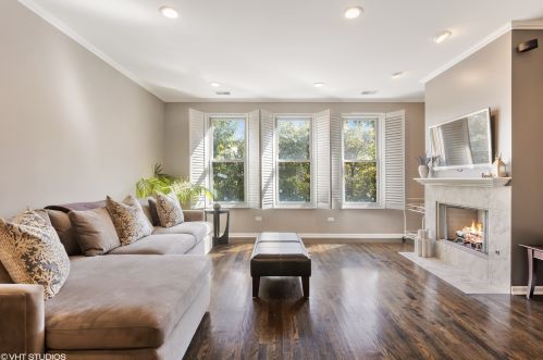 638 Oak St, Chicago IL  60610-7298 exterior