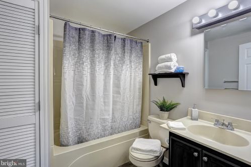 1811 Maltravers Rd, Glen Burnie MD 21060-7419 exterior