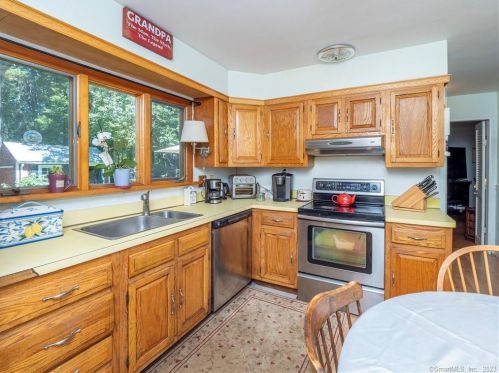 128 Deforest Rd, Wilton CT 06897-1910 exterior