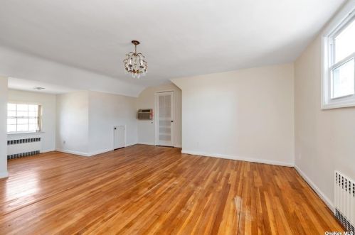 1081 Chestnut St, Valley Stream NY  11580-2157 exterior