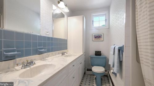 1078 Corn Crib Dr, Huntingdon Valley PA 19006-3306 exterior