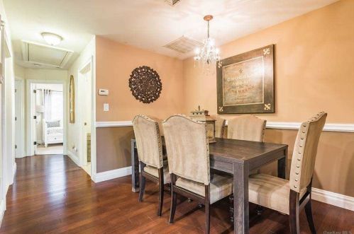 18 Della Dr, Babylon NY 11704-6240 exterior