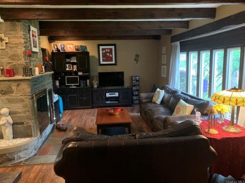 18 Pleasant Vw Rd, Poughkeepsie NY 12603-1420 exterior