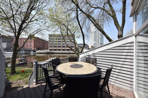 1117 Edison St, Milwaukee WI  53202-3147 exterior