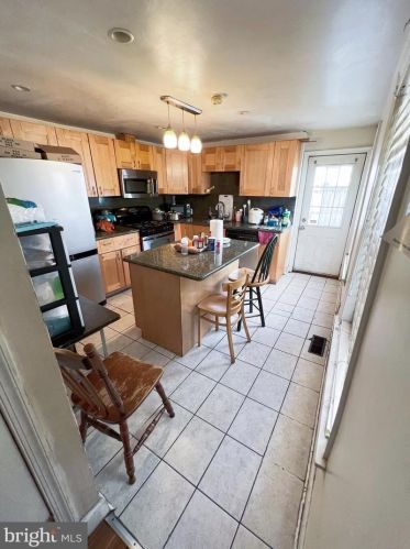 1009 Brandywine St, Philadelphia, PA 19123-3301