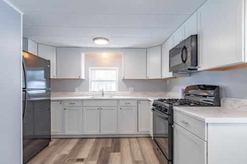 7 Flamingo Dr, Concord, NH 03303-4129