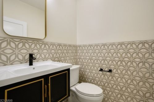 78 Elmwood Dr, Livingston NJ 07039-2233 exterior