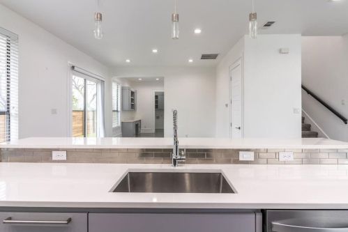 2210 Bonnie View Rd, Dallas TX 75216-7205 exterior