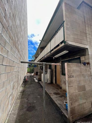 1722 Democrat St, Honolulu HI 96819-3123 exterior