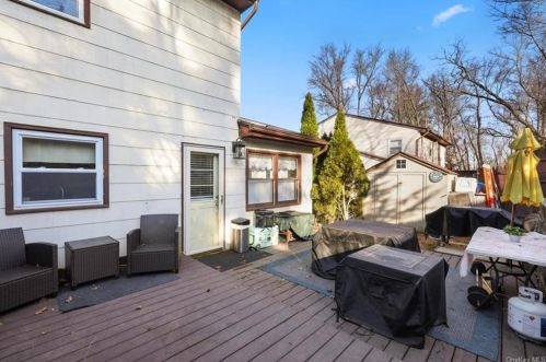 4 Grn Ave, Valley Cottage NY 10989-1807 exterior