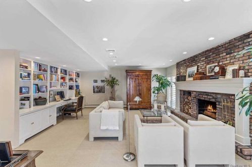 10 Durham Dr, Huntington Station NY 11746-5310 exterior