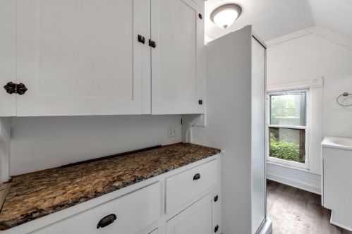 1560 Wealthy St, Grand Rapids MI 49506-2748 exterior