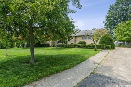 8 Bond St, Babylon, NY 11704-3302