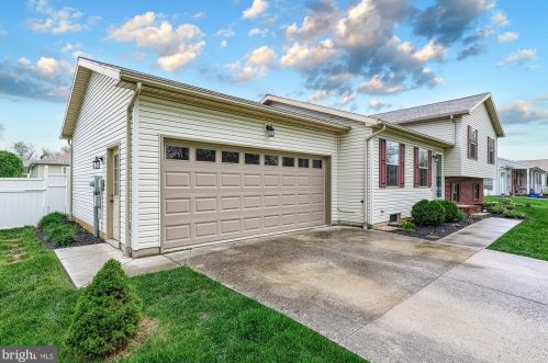 1678 Beech Ln, Hanover, PA 17331-8113