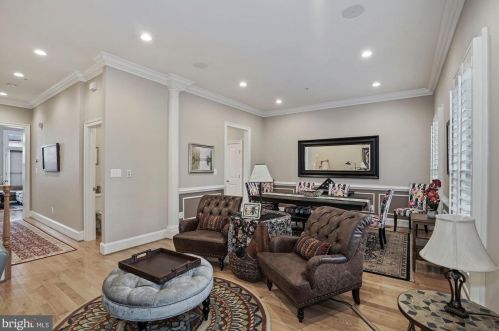 720 Bracey Ln, Alexandria VA  22314-6245 exterior